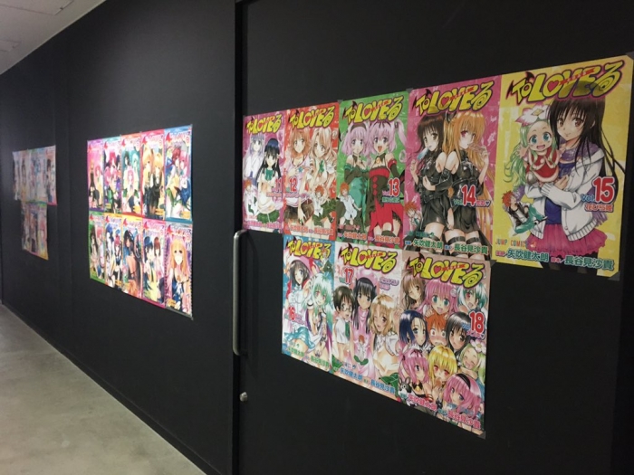 サイン会会場の廊下に展示されているTo LOVEる表紙イラスト